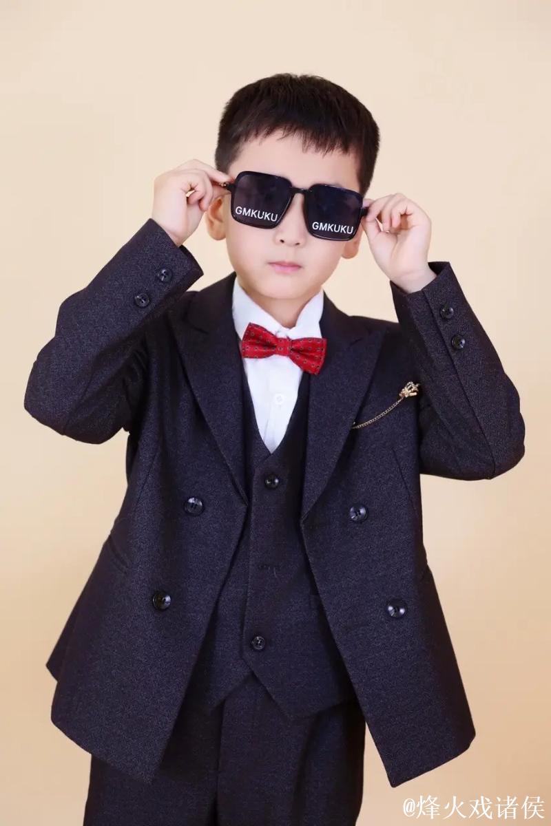 7岁中国男孩留洋半年踢出职业范儿 7岁中国男孩留洋半年踢出职业范儿